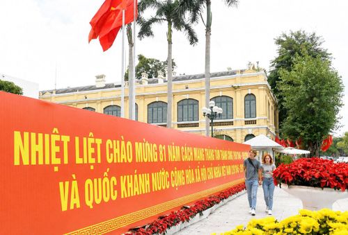 Khẩu hiệu cỡ lớn chào mừng Quốc khánh 2-9 trên tuyến phố Đinh Tiên Hoàng.