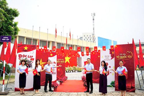 Du khách check-in tại đường Độc Lập trong khuôn viên Không gian văn hóa phường Việt Hưng.