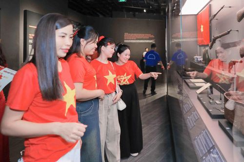 Du khách tham quan Bảo tàng Lịch sử Quân sự Việt Nam.