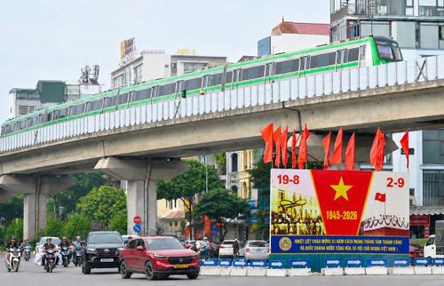 Pa nô chào mừng Quốc khánh 2-9 được dựng trên nhiều con đường, tuyến phố ở Thủ đô.