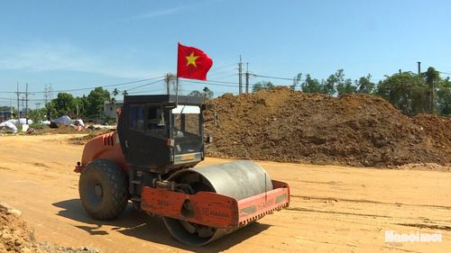 Các mũi thi công vẫn hoạt động 3 ca, 4 kíp. Ảnh: Lại Tấn