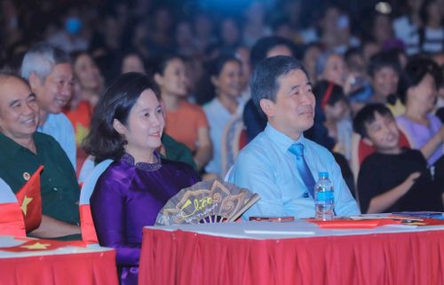 Phó Giám đốc Sở Văn hoá, Thể thao và Du lịch Lê Thị Ánh Mai và Chủ tịch UBND phường Cửa Nam Nguyễn Quốc Hoàn tham dự chương trình. Ảnh: SVHTTDL