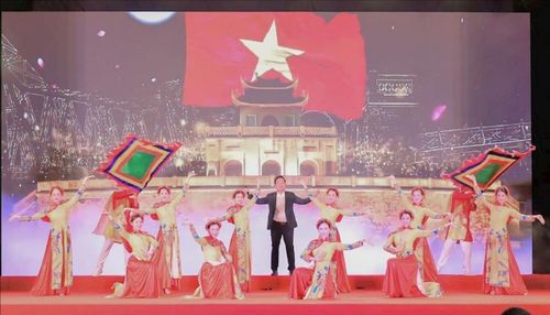 Chương trình nghệ thuật “Hà Nội - Khúc hát tự hào” mang đến những giai điệu giàu cảm xúc về lịch sử, văn hóa, truyền thống và khát vọng phát triển của Thủ đô. Ảnh: SVHTTDL