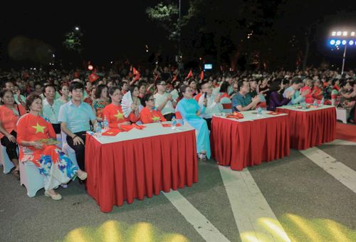 Chương trình thu hút đông đảo nhân và và du khách.