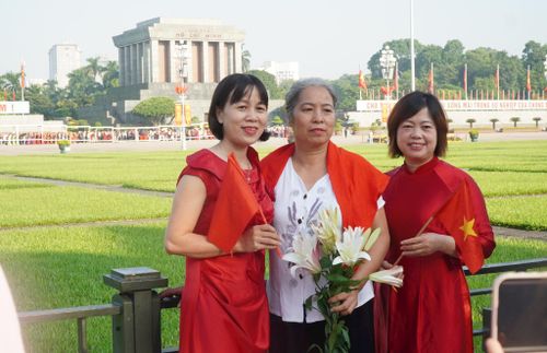 Người dân háo hức hòa chung không khí rộn ràng ngày Quốc khánh. Ảnh: Phương Ngân