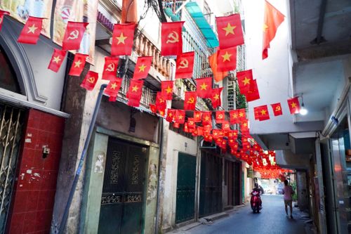 Sắc cờ Tổ quốc phủ kín mọi ngả đường. Ảnh: Phương Ngân