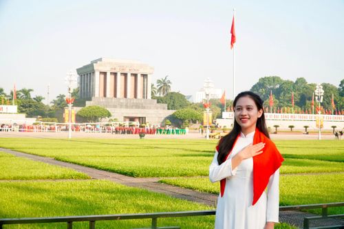 Các bạn trẻ có mặt tại Quảng trường Ba Đình từ sáng sớm ngày 2-9. Ảnh: Phương Ngân