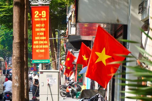 Sắc cờ Tổ quốc rực rỡ trước mỗi ngôi nhà, góp phần lan tỏa không khí vui tươi, phấn khởi của Tết Độc lập đến từng khu dân cư. Ảnh: Phương Ngân