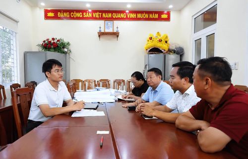 Bí thư Chi bộ thôn Chi Đông 3 làm việc với lãnh đạo Đảng ủy, UBND xã Quang Minh. Ảnh: Nhân vật cung cấp.