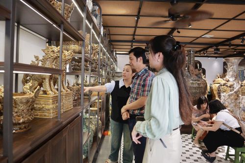 Du khách tham quan trải nghiệm ở làng nghề Bát Tràng. Ảnh: Minh Phú