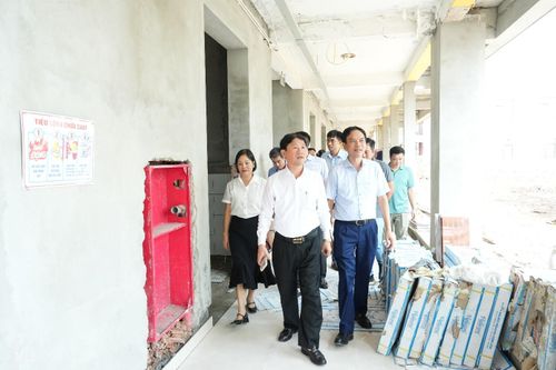 Đoàn công tác kiểm tra các hạng mục đã và đang thi công. Ảnh: Vân Thư