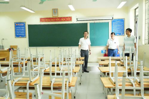 Đoàn công tác kiểm tra tại Trường THCS Thuận An. Ảnh: Vân Thư
