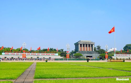 Dòng người thành kính vào Lăng viếng Bác.