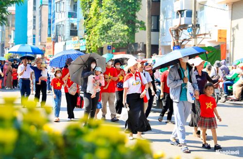 Người dân không ngừng đổ về phố Ngọc Hà để xếp hàng vào Lăng viếng Bác.
