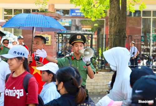 Lực lượng chức năng căng mình điều tiết dòng người.