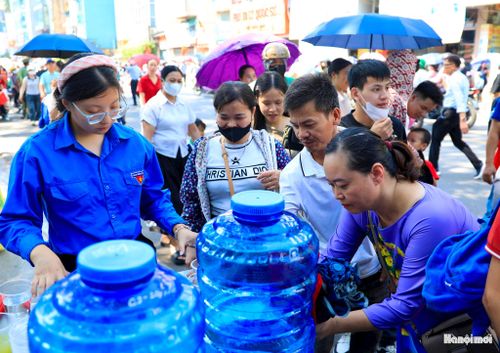 Bình nước của đoàn viên, thanh niên hỗ trợ người dân.