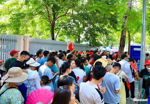 Mặc dù rất đông người đổ về, nhưng ai nấy đều nghiêm túc xếp hàng chờ vào Lăng viếng Bác.