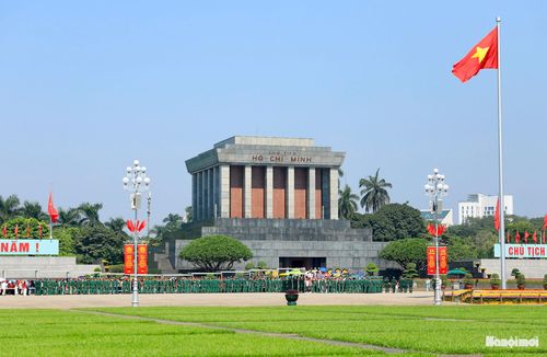 Ngay từ sớm, dòng người xếp thành hàng dài thành kính vào Lăng viếng Bác.