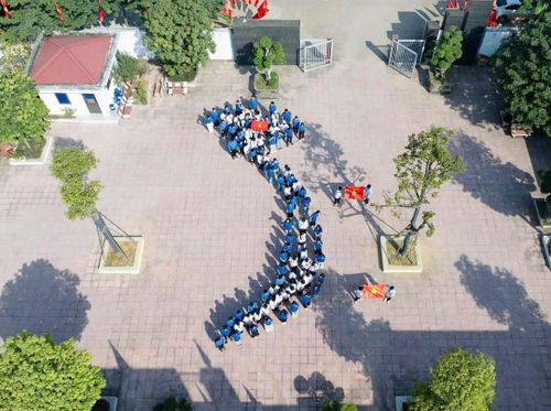 Màn xếp hình bản đồ Việt Nam do đông đảo đoàn viên, thanh thiếu nhi xã Xuân Mai thực hiện. Ảnh: Cơ sở