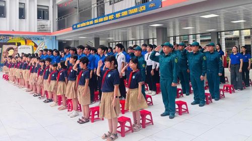 Đoàn viên, đội viên phường Phú Thượng trang nghiêm thực hiện Lễ chào cờ và hát Quốc ca vào lúc 7h hôm nay.