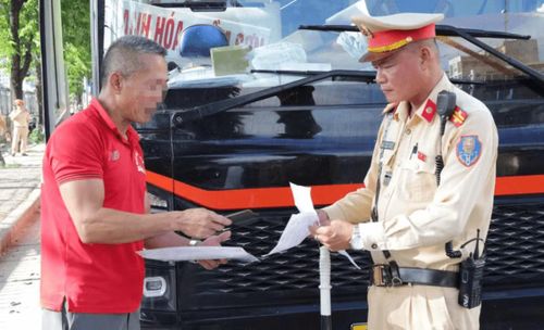 Cảnh sát giao thông kiểm tra, kiểm soát phương tiện vận tải hành khách trên tuyến đường Giải Phóng. Ảnh: Công an thành phố Hà Nội