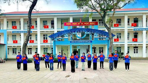 Tuổi trẻ xã Tam Hưng tiếp nối truyền thống cha anh, không ngừng học tập và rèn luyện để xây dựng quê hương ngày càng giàu đẹp. Ảnh: Bình Minh 
