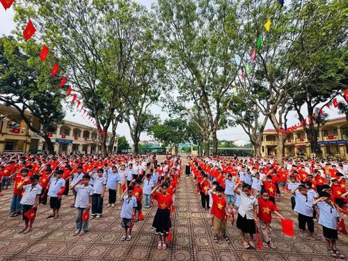 Các trường học trên địa bàn xã Tam Hưng đều tổ chức hoạt động trang trí môi trường lớp học, treo cờ, tạo không gian trang trọng, tràn đầy niềm tự hào dân tộc. Ảnh: Bình Minh 