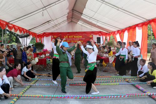 Nhảy sạp thu hút cán bộ, chiến sĩ và người dân cùng tham gia. Ảnh: Hồng Đào