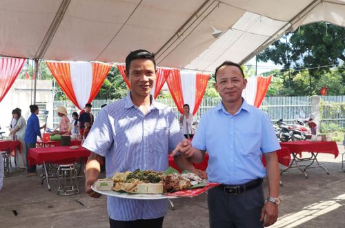 Mâm cỗ Tết Độc lập được người dân Đồng Ké chuẩn bị chu đáo. Ảnh: Hồng Đào