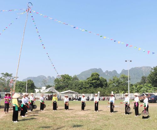 Núi rừng thôn Đồng Ké (xã Trần Phú) rộn vang tiếng cồng chiêng trong Tết Độc lập. Ảnh: Hồng Đào