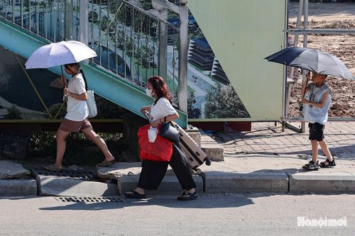 Người dân tay xách, nách mang đồ đạc trở lại thành phố chuẩn bị cho ngày làm việc đầu tiên.