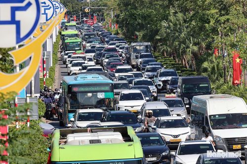 Các tuyến cửa ngõ thường xuyên chịu áp lực giao thông khi người dân đồng loạt trở về Hà Nội trong cùng khoảng thời gian.