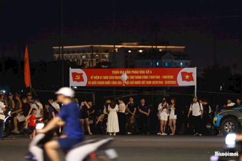 Đúng 21h tối nay, pháo hoa tại các điểm sẽ đồng loạt bắn lên bầu trời Hà Nội với thời lượng 15 phút.