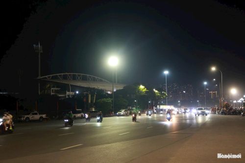 Hơn 20h, người dân đổ về khu vực này ngày càng đông.