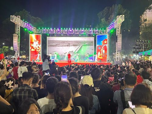 Chương trình biểu diễn nghệ thuật tại khu vực đền Bà Kiệu. Ảnh: Hoàng Quyên
