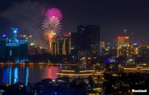Những chùm pháo hoa khổng lồ rực sáng trên nền trời Hồ Tây, mở màn cho đêm hội ánh sáng Quốc khánh.