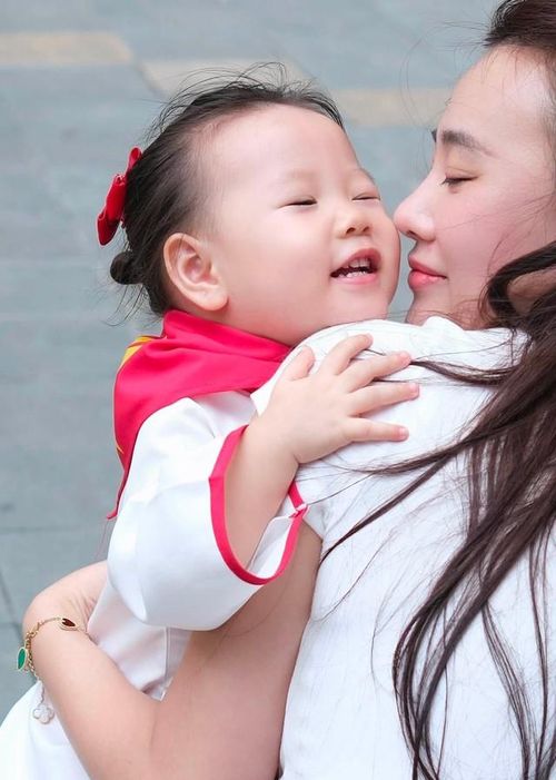 Được biết, kể từ khi chào đón cặp song sinh Jimmy và Jenny, cuộc sống của diễn viên Phương Oanh có nhiều thay đổi. Hai bé không chỉ là niềm hạnh phúc của gia đình mà còn nhận được sự quan tâm đặc biệt từ đông đảo khán giả nhờ vẻ ngoài đáng yêu, lanh lợi và những khoảnh khắc đời thường đầy ấm áp.