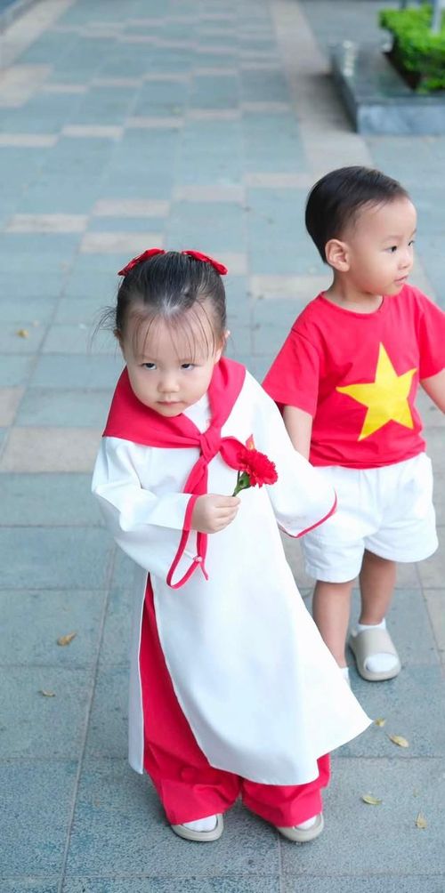 Theo Phương Oanh, cô con gái nhỏ ngọt ngào, ngộ nghĩnh nhưng lại khá hay dỗi, trong khi cậu con trai có vẻ ngoài lạnh lùng, khó tính nhưng lại chẳng biết dỗi là gì.