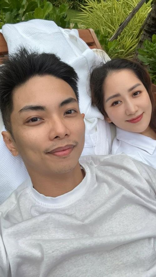 Khánh Thi luôn được chồng trẻ yêu thương sau nhiều năm gắn bó.