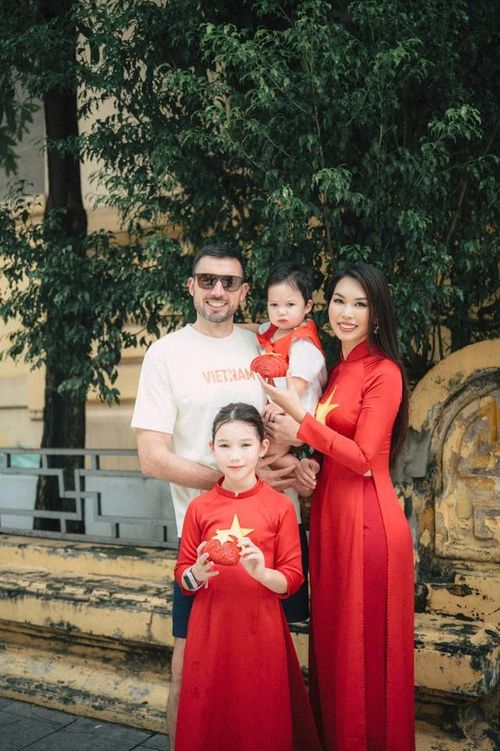 Sau một thập kỷ về chung một nhà, siêu mẫu Hà Anh và ông xã người Anh Olly Dowden vẫn duy trì cuộc sống gia đình bền chặt, trong đó sự tôn trọng, thấu hiểu và đồng hành được xem là những yếu tố quan trọng giúp cả hai giữ gìn hạnh phúc.