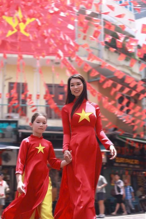 Nhân dịp lễ 2/9, Hà Anh và chồng con dành một kỷ nghỉ ở Hà Nội và ghi lại khoảnh khắc đẹp với áo dài cờ đỏ sao vàng.