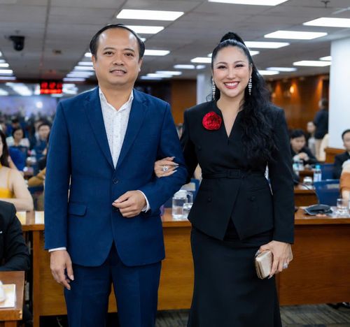 Phi Thanh Vân tiết lộ tình yêu hiện tại với bạn trai doanh nhân Chí Phú. "Tôi nghĩ mỗi người đều có một vùng riêng tư cần được tôn trọng. Tôi có thể chia sẻ những giá trị mà tôi trân trọng ở người bạn đời của mình, nhưng tôi không muốn biến quá khứ của anh ấy thành một câu chuyện để công chúng bàn luận", nữ diễn viên chia sẻ.