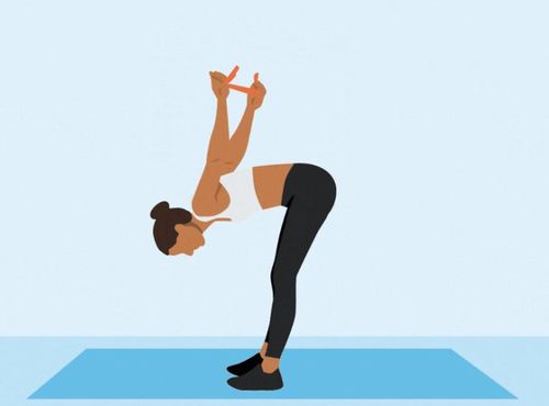 Cách thực hiện tư thế gập người với chân dang rộng kết hợp mở ngực hỗ trợ giảm căng thẳng. Anhr EH