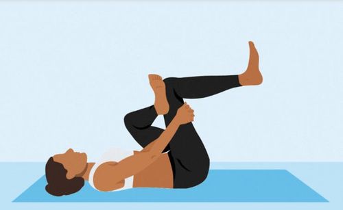 Cách thực hiện tư thế giãn cơ mông khi nằm. Ảnh EH
