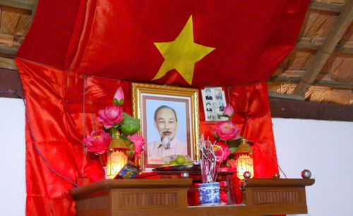 Bàn thờ Bác Hồ được người dân Làng Sen gìn giữ trong mỗi nếp nhà. Ảnh: Song Hoàng.
