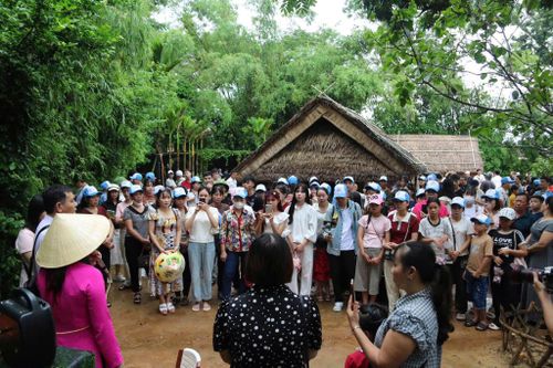 Đông đảo người dân về quê Bác dịp Quốc khánh 2/9, lắng nghe thuyết minh về cuộc đời và sự nghiệp của Người. Ảnh: Hà Vinh 