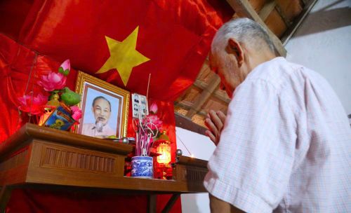 Ông Minh thành kính dâng hương tưởng nhớ Bác Hồ. Ảnh: Song Hoàng.