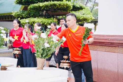 Dịp này, khu mộ 10 Nữ Thanh niên xung phong luôn ngập tràn sắc hoa cúc trắng. Ảnh: TL.