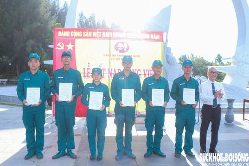 Ông Nguyễn Quốc Bảo, Bí thư Chi bộ Quân sự phường Ba Ngòi trao quyết định và chúc mừng 6 đảng viên mới. Ảnh: Duy Ngọc.