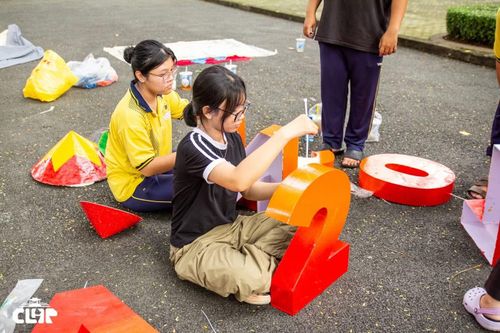  Các thành viên Văn phòng Đoàn chuẩn bị cho Hội trại Vươn Lên. 